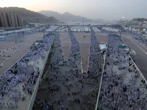 حجاج بيت الله يواصلون رمي الجمرات في أول أيام التشريق