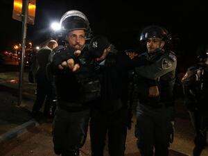 القوات الإسرائيلية تعتدي على المتضامنين في حي الشيخ جراح