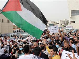 مئات الأردنيين يتظاهرون قرب السفارة الإسرائيلية