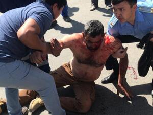 احد المهندسين الذين جرى الاعتداء ع ليهم  والدماء تغطيه في حين تحاول الشرطة حمايته