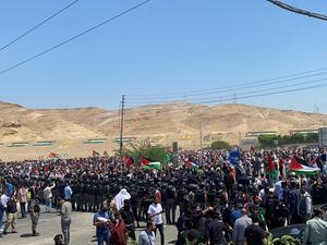 آلاف الأردنيين يحتشدون قرب الحدود نصرة لفلسطين