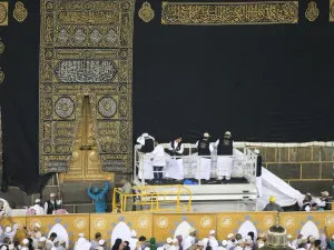 رفع أستار الكعبة هذه الأيام يكون لحمايته مع تدفق المصلين والحجاج