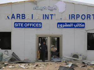 آثار دمار في مركز في مبنى في مطار كربلاء في 13 آذار/مارس 2020 بعد غارة أميركية على المنطقة ذكر أنها استهدفت مجموعة موالية لإيران