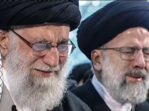 خامنئي يبكي خلال جنازة سليماني