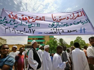 تظاهرة بالخرطوم احتجاجا على إباحة الخمر والغاء قانون الردة وعقوبة الجلد