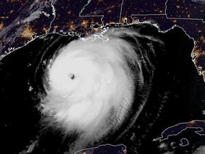 الإعصار لورا يجتاح لويزيانا وتحذير من جدار مائي هائل