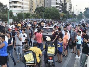 لبنان.. إضراب وقطع طرقات ومطالبات بحكومة إنقاذ