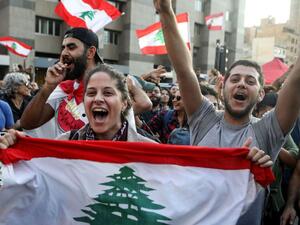 اللبنانيون يحتفلون بعد استقالة الحريري