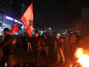 سيارة تدهس محتجين على تردي الأوضاع المعيشية بلبنان