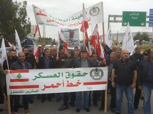 متقاعودون عسكريون لبنانيون يتظاهرون في تحذير استباقي للحكومة من أي تخفيضات في معاشاتهم التقاعدية 