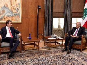 الوسيط الأميركي أموس هوكشتاين (يستر) خلال لقائه رئيس مجلس النواب اللبناني نبيه بري في بيروت