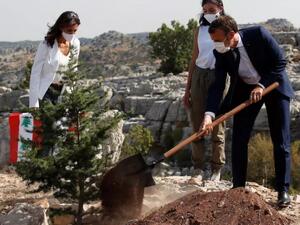 الرئيس الفرنسي إيمانويل ماكرون خلال احتفاله بذكرى مرور مئة عام على تأسيس دولة لبنان بزرع شجرة أَرز بالقرب من بيروت 