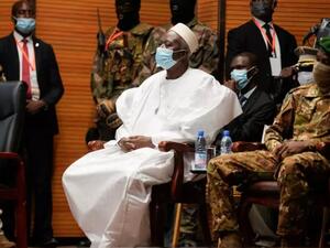 الرئيس الانتقالي في مالي با نداو ونائبه الكولونيل عصيمي غوتا خلال تنصيبهما في باماكو
