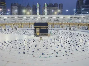 استئناف الصلاة في المسجد الحرام بعد تعليق دام سبعة أشهر
