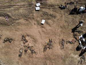 رفع رفات ضحايا "مذبحة بادوش" في العراق لتحديد هوياتهم