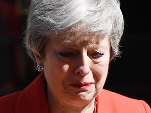 رئيسة وزراء بريطانيا تيريزا ماي الجمعة وهي تحاول أن تحبس دموعها