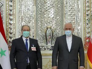 وزير الخارجية الايراني محمد جواد ظريف مستقبلا نظيره السوري فيصل المقداد في طهران.