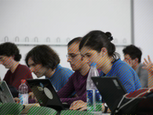 وهم مونكر.. الخطوط الملونة تعطي انطباعا واهما بان الصورة ملونة