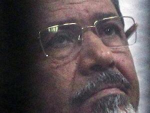 الرئيس المصري الراحل محمد مرسي داخل قفص المحكمة