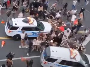 سيارة شرطة تدهس متظاهرين بنيويورك