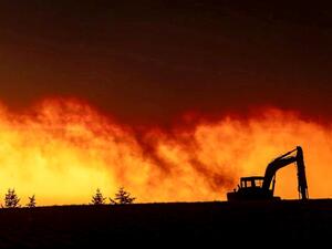 حرائق هائلة تلتهم مئات البيوت بأميركا ودخانها يحيل النهار الى ليل