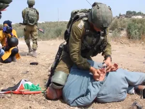 جنود اسرائيليون ينكلون بمُسن فلسطيني بالضفة الغربية