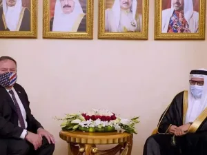 وزير الخارجية الاميركي مايك بومبيو (يسار) ونظيره البحريني عبد اللطيف بن رشيد الزياني (يمين) في المنامة.