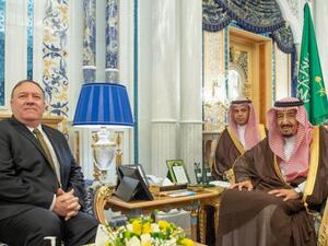 وزير الخارجية الأمريكي مايك بومبيو مع الملك سلمان بن عبد العزيز عاهل السعودية