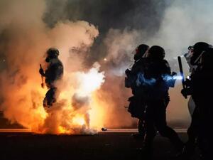 الشرطة الاميركية تتصدى بالغاز للمتظاهرين في بورتلاند وتعتقل العشرات منهم