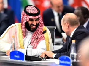 الرئيس الروسي فلاديمير بوتين (يمين) وولي العهد السعودي الأمير محمد بن سلمان