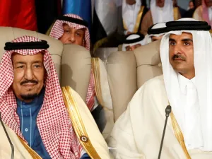 ارشيفية- أمير قطر الشيخ تميم بن حمد (يمين) والعاهل السعودي الملك سلمان بن عبدالعزيز