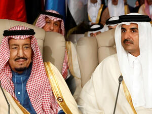 ارشيفية- أمير قطر الشيخ تميم بن حمد (يمين) والعاهل السعودي الملك سلمان بن عبدالعزيز