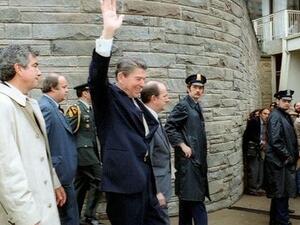 رونالد ريغان فلا لحظات من اطلاق النار عليه