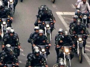 شرطة إيران تعتدي بوحشية على متظاهر والسلطات تعلن فتح تحقيق (فيديو)