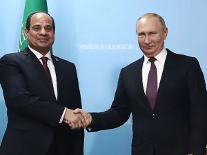 الرئيسان الروسي فلاديمير بوتين (يمين) والمصري عبد الفتاح السيسي