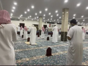 المصلون يعودون الى مساجد السعودية في ظل قواعد صارمة