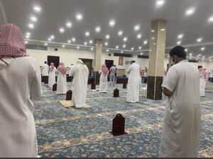 المصلون يعودون الى مساجد السعودية في ظل قواعد صارمة