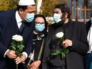 حسن شلغومي (يسار) والكاتب اليهودي الفرنسي ماريك هالتر (الثاني من اليمين) أثناء تجمع لأئمة أمام مدرسة في ضاحية باريس كان يعلّم فيها المدرس الفرنسي صامويل باتي الذي قُطع رأسه بسبب عرضه على تلاميذه رسوماً تُظهر النبي محمد.