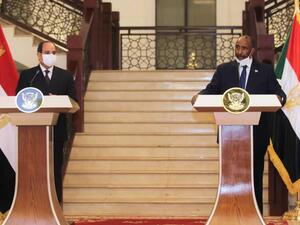 الرئيس المصري عبد الفتاح السيسي (يمين) مع عبد الفتاح البرهان رئيس مجلس السيادة السوداني في الخرطوم
