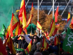 انصار اليمين المتطرف يتظاهرون في مدريد للمطالبة باستقالة الحكومة