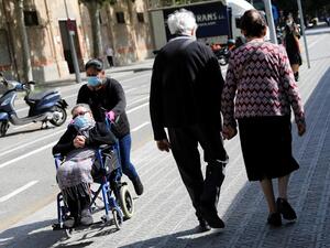 الاسبان يعودون الى الشارع بعد 48 يوما من العزل