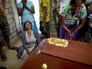 تبحث السلطات عن المسؤولين عن الهجمات الانتحارية على الكنائس والفنادق الفخمة التي قتلت 310 اشخاص في مطلع الاسبوع