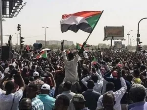 سودانيون يتظاهرون لمطالبة الجيش بالاستيلاء على السلطة