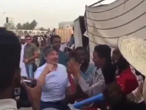 السفير الايطالي بين المحتجين المعتصمين امام وزارة الدفاع السودانية