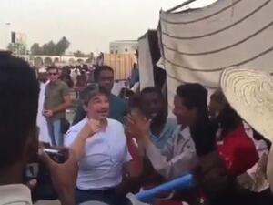 السفير الايطالي بين المحتجين المعتصمين امام وزارة الدفاع السودانية