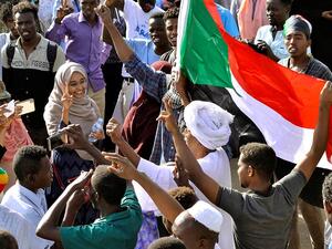 سودانيون يتظاهرون في الخرطوم