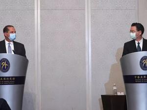 وزير الصحة الأميركي أليكس عازار إلى جانب وزير خارجية تايوان جوزيف وو في تايبيه