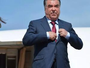 الرئيس امام علي رحمن في مطار فنوكوفو بموسكو