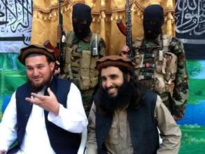 المتحدث باسم حركة طالبان الباكستانية احسان الله احسان (يسار) وعدنان رشيد العضو في الحركة في شابتوي في جنوب وزيرستان في 2013