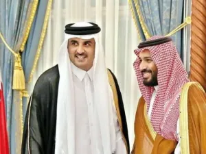 الأمير تميم بن حمد آل ثاني (يسار) مع الأمير محمد بن سلمان ولي العهد السعودي 